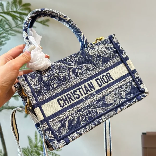 D mini tote bag size: 21.5x13x7.5cm