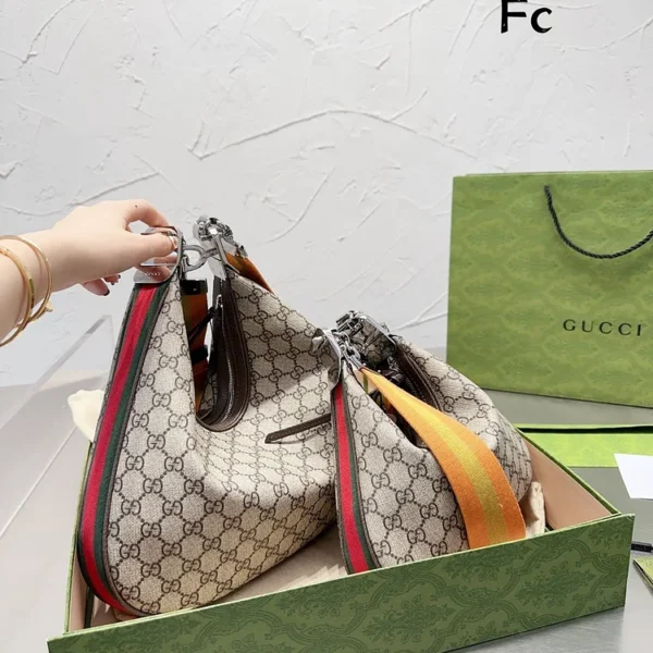 GC484 Gc Attache Small/Large Shoulder Bag